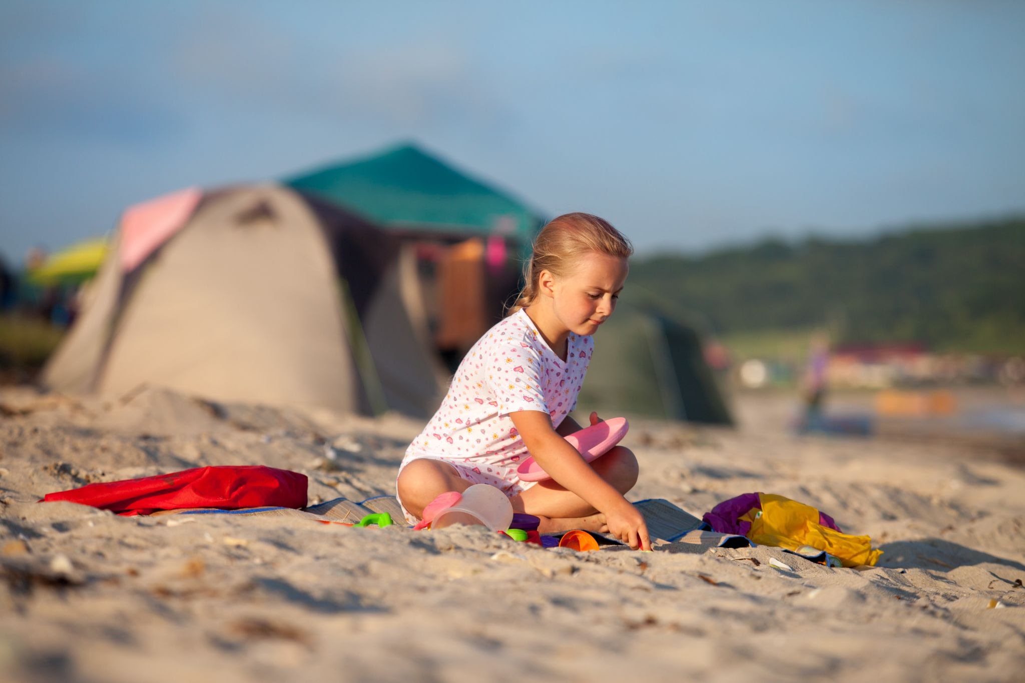 girl-playing-with-sand