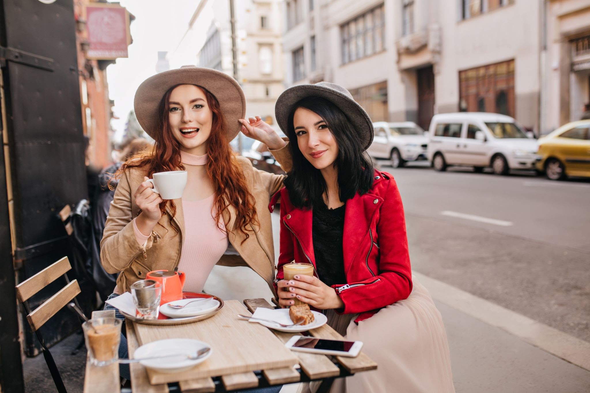 two-girls-in-streat-cafe