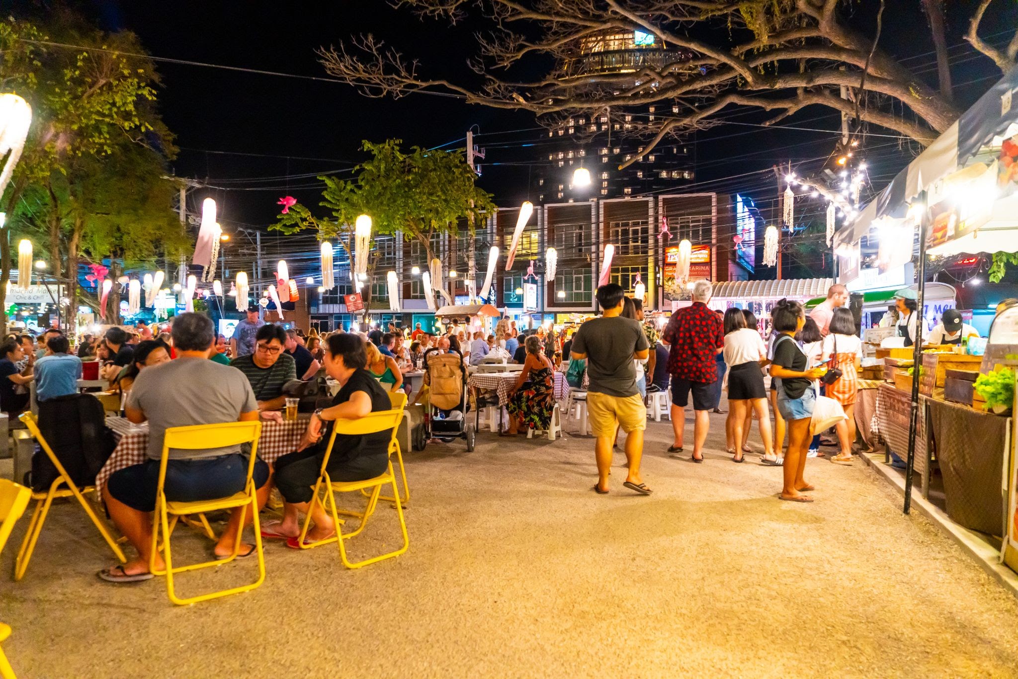 night-view-of-streat-cafe